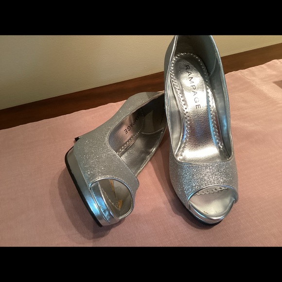 Women’s silver heels - Picture 3 of 4